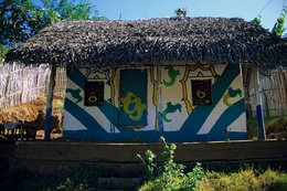 Archipel-des-Comores;-Bambou;-Case;-France;-Habitat;-Kaleidos;-Kaleidos-images;-La-parole-à-limage;-Laurent-Abad;-Mayotte;-Motifs;-Océan-Indien;-Peinture;-Stories-Pictures;-Toit-de-chaume;-Village